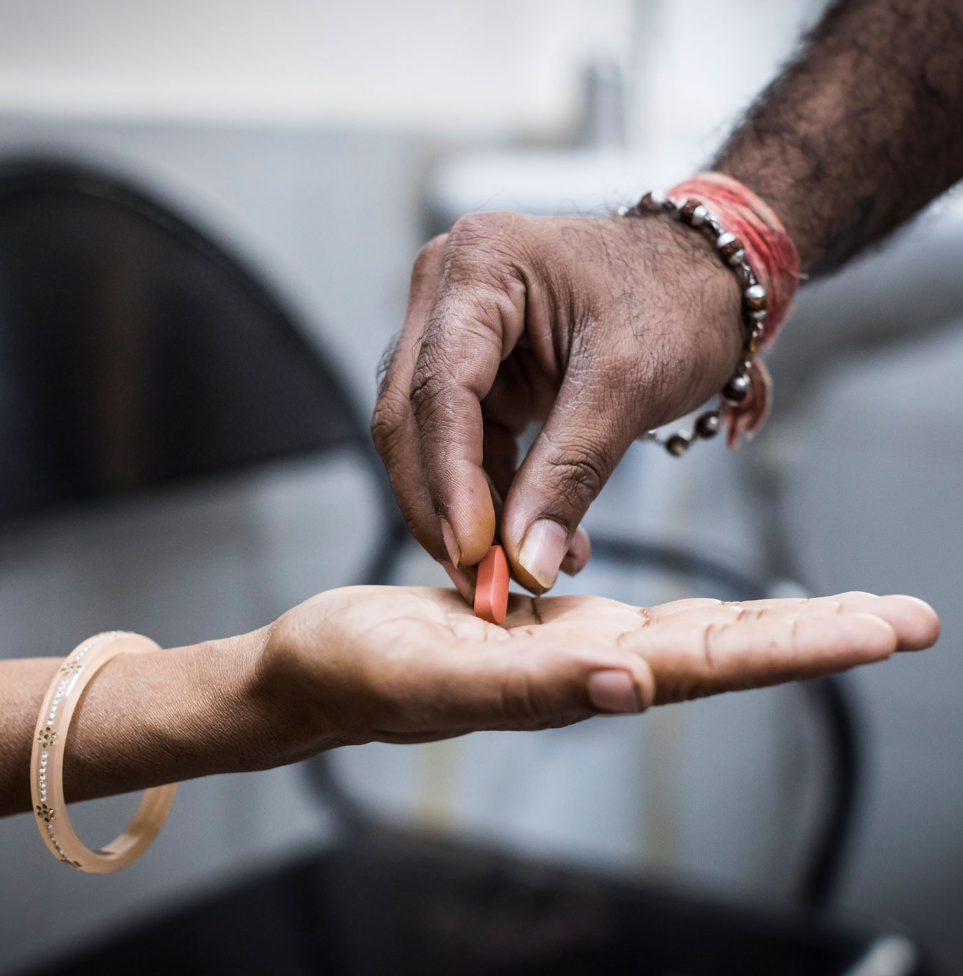 Narishaben Solanki receiving DOT program medication from Mikesh Vanuzu at the Hirabaug Health Centre, in Surat, India. 14.12.2017 © FIND/Ben Phillips