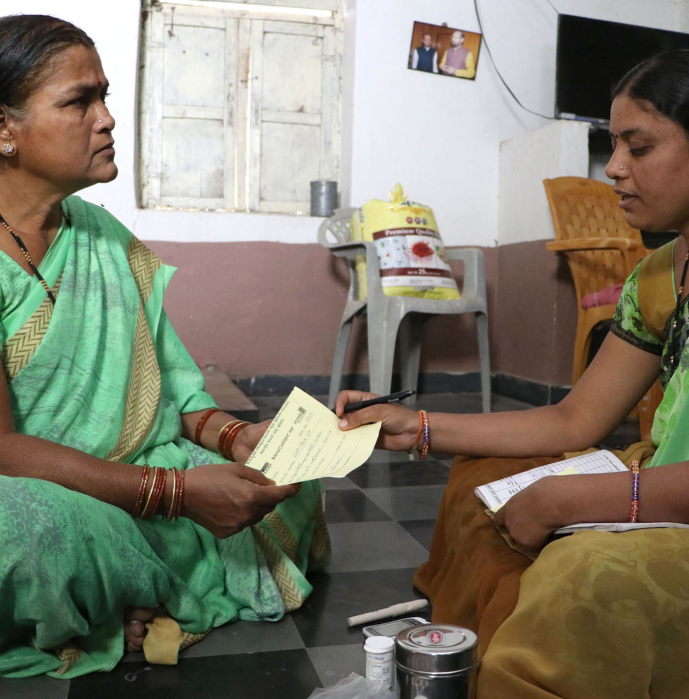 Handing over Referral Card. Photo credit: FIND & MYRADA/Shivram Manthena