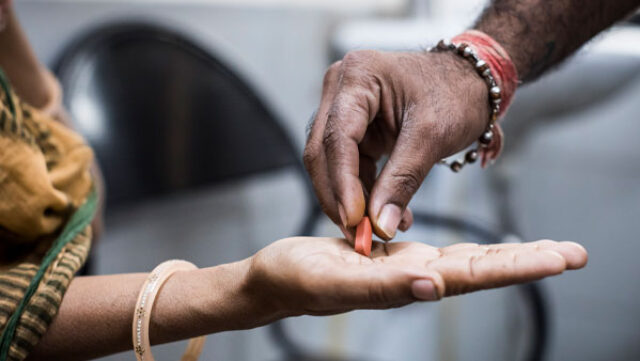 Narishaben Solanki receiving DOT program medication from Mikesh Vanuzu at the Hirabaug Health Centre, in Surat, India. 14.12.2017 © FIND/Ben Phillips